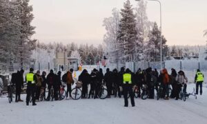 مجموعة من المهاجرين عند معبر سلا الحدودي بين فنلندا وروسيا 2023 (رويترز)