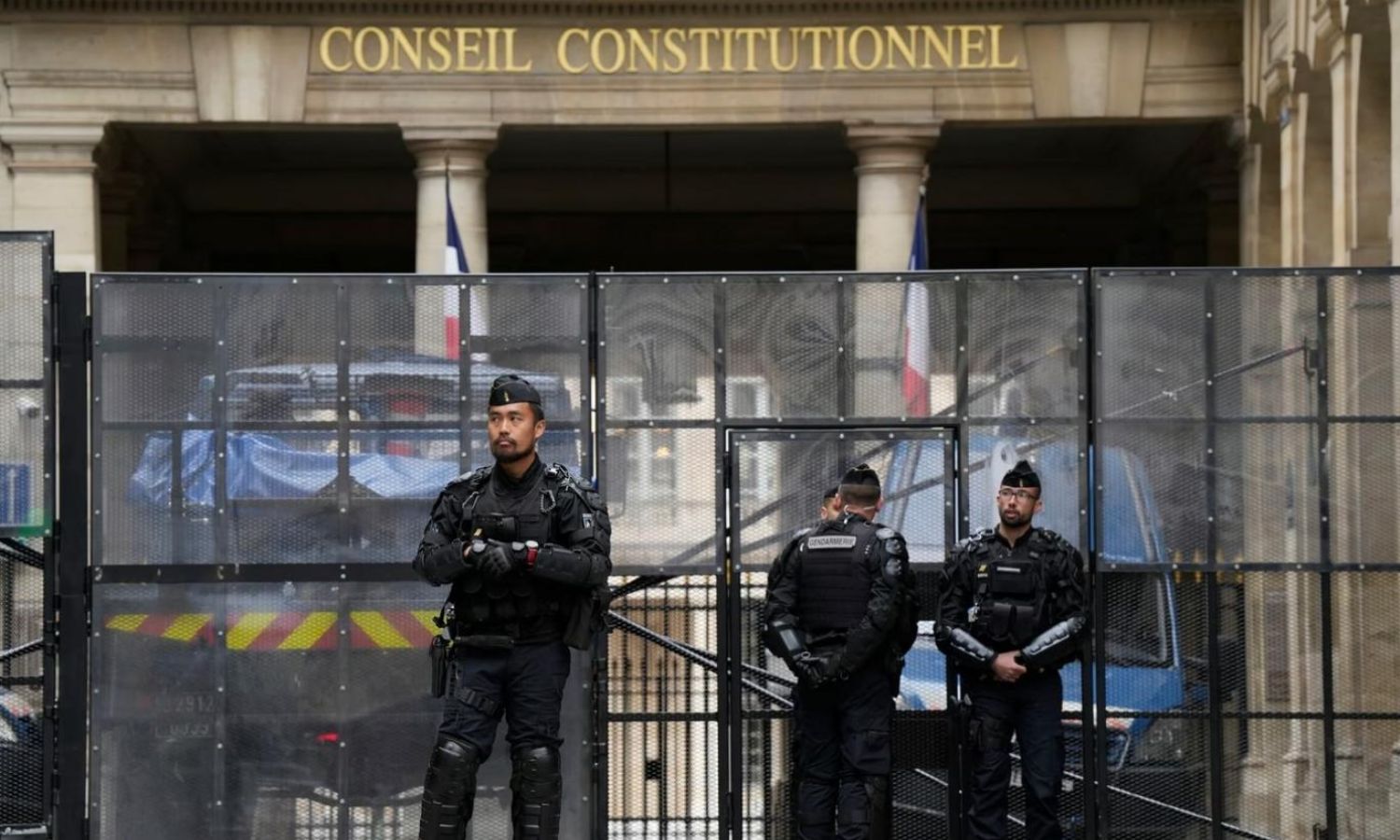 عناصر من قوات الأمن الفرنسية أمام إحدى المحاكم (AP)