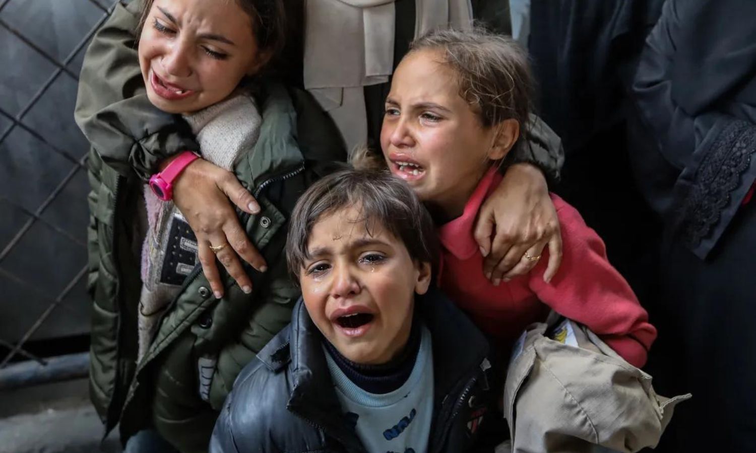 أطفال يبكون بعد فقدان ذويهم بسبب العدوان الإسرائيلي على غزة- آذار 2024 (إ.ف.ب)
