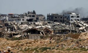 آثار ركام ومبانٍ مدمرة خلال القصف الإسرائيلي المتواصل على غزة- 25 من حزيران 2024 (رويترز)