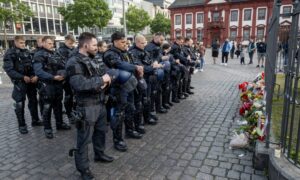 شرطيون ألمان في وداع زميلهم الذي قتل خلال حادثة مانهايم- 3 حزيران 2024 (AFP)
