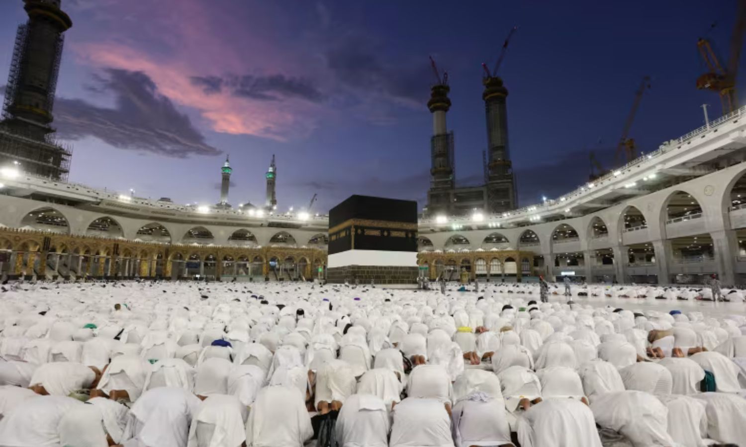 مصلون في الحرم المكي في السعودية خلال موسم حج 2024 (CNN)