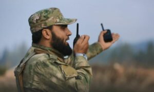 مقاتل في "هيئة تحرير الشام" خلال تدريبات عسكرية شمالي سوريا_ 17 من تشرين الثاني 2023 (أمجاد)