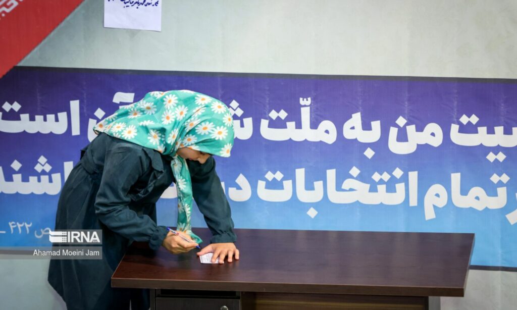 امرأة تدلي بصوتها في الانتخابات الرئاسية الإيرانية- 28 حزيران 2024 (إرنا)