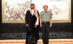 خالد بن سلمان (يسار)، وزير الدفاع السعودي، وجانغ يوشيا (يمين) نائب رئيس اللجنة العسكرية المركزية الصينية- 25 حزيران 2024 (خالد بن سلمان/ إكس)