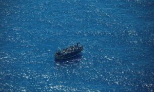 قارب منكوب في البحر المتوسط على متنه نحو 400 مهاجر- نيسان 2023 (رويترز)
