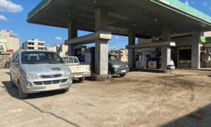 سيارات تحصل على مخصصات البنزين في مدينة القامشلي- حزيران 2024 (خاص عنب بلدي)