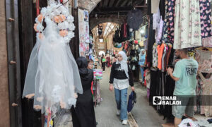 حركة قبل عيد الأضحى في السوق المقبي بمدينة اللاذقية - 14 من حزيران 2024 (عنب بلدي/ ليندا علي)