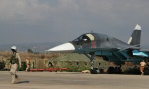طائرة حربية روسية في قاعدة حميميم الواقعة في محافظة اللاذقية على الساحل السوري- 3 من تشرين الأول 2015 (سبوتنيك)