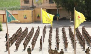 عناصر من قوات سوريا الديمقراطية خلال تدريبات في قيادة الأكاديميات العسكرية في الرقة- 27 من أيار 2024 (SDF)