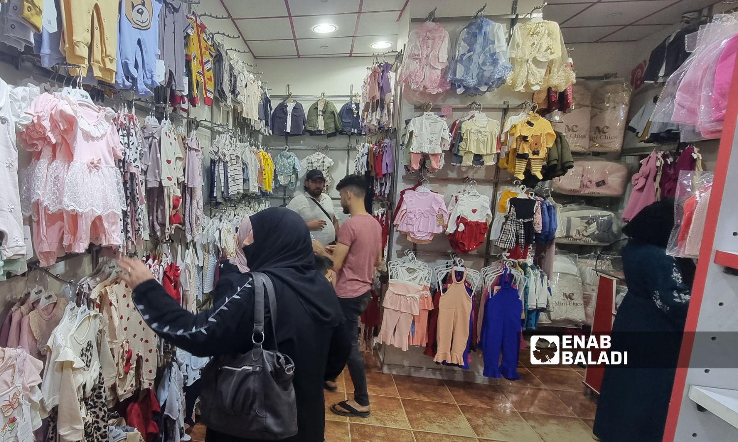 من محل لبيع ألبسة الأطفال في مدينة إدلب شمال غربي سوريا- 15 من حزيران 2024 (عنب بلدي/ أنس الخولي)
