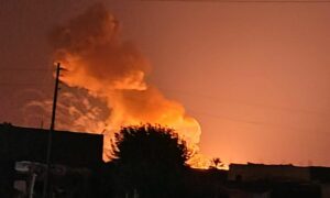 اشتعال النيران في قرية السكرية بريف البوكمال جراء قصف مجهول- 21 من حزيران 2024 (أخبار دجلة- فيس بوك)