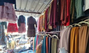 من أحد المحال التجارية لبيع الأقمسة والملابس النسائية شرقي محافظة دير الزور- 14 من حزيران 2024 (عنب بلدي/ عبادة الشيخ)