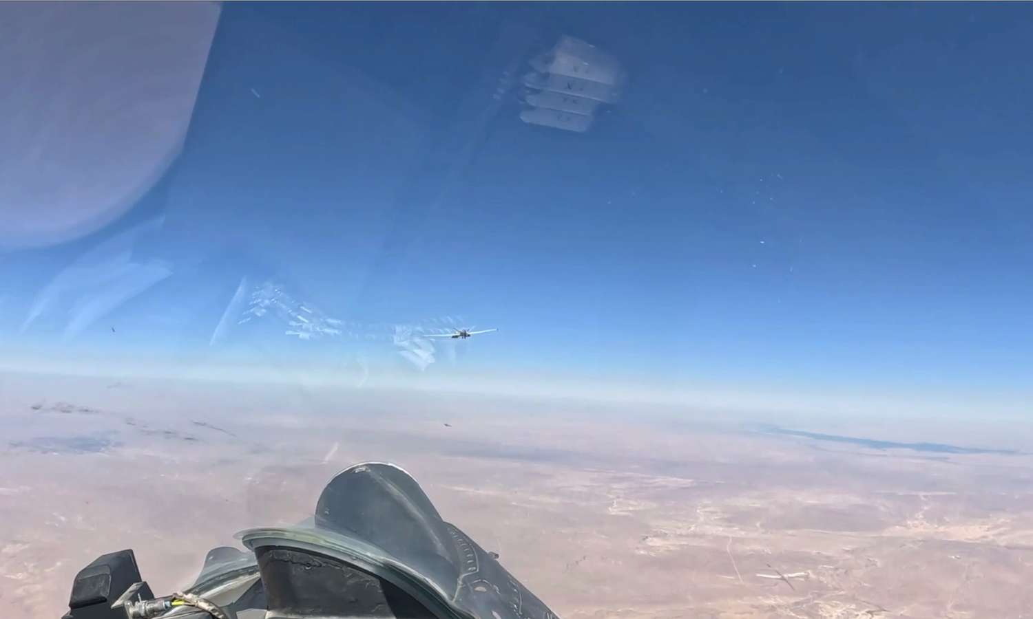 طيار روسي يصور لحظة عبور درون أمريكية بالقرب من طائرته في الأجواء السورية- 27 من حزيران 2024 (Hamdy Arnus)