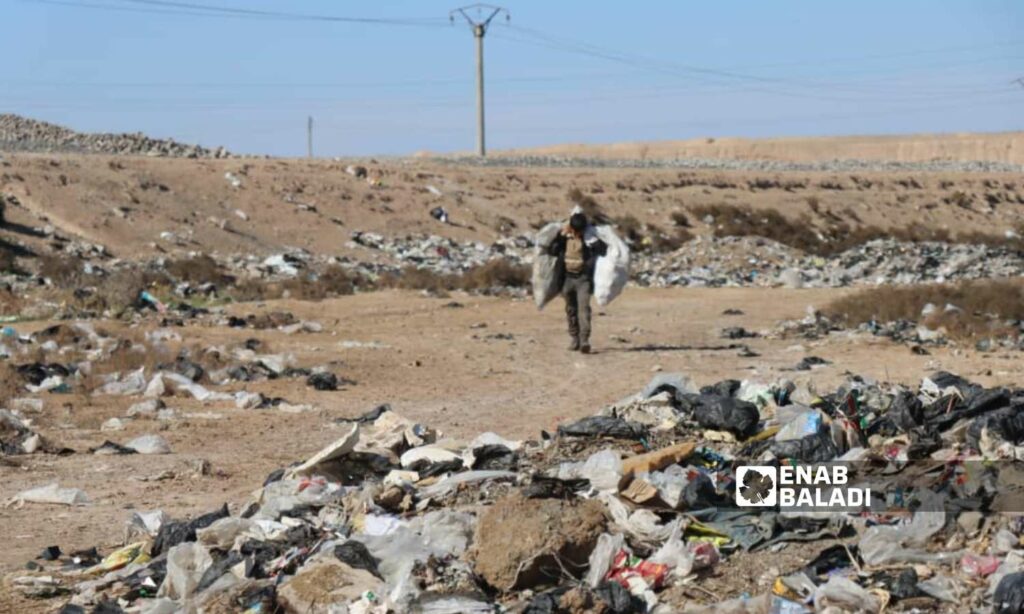 طفل سوري يعمل في نبش القمامة في مناطق تسيطر عليها الإدارة الذاتية شرقي محافظة دير الزور- 15 من آب 2023 (عنب بلدي/ عبادة الشيخ)