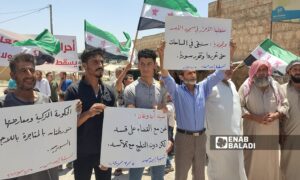 مظاهرة في قرية أبين سمعان بريف حلب ضد "هيئة تحرير الشام - 5 تموز 2024 (إياد عبد الجواد/ عنب بلدي)