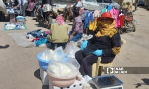 سيدة تبيع اللبن المصفى في سوق شعبي في مدينة طفس - 1 من نيسان 2024 (عنب بلدي/ حليم محمد)
