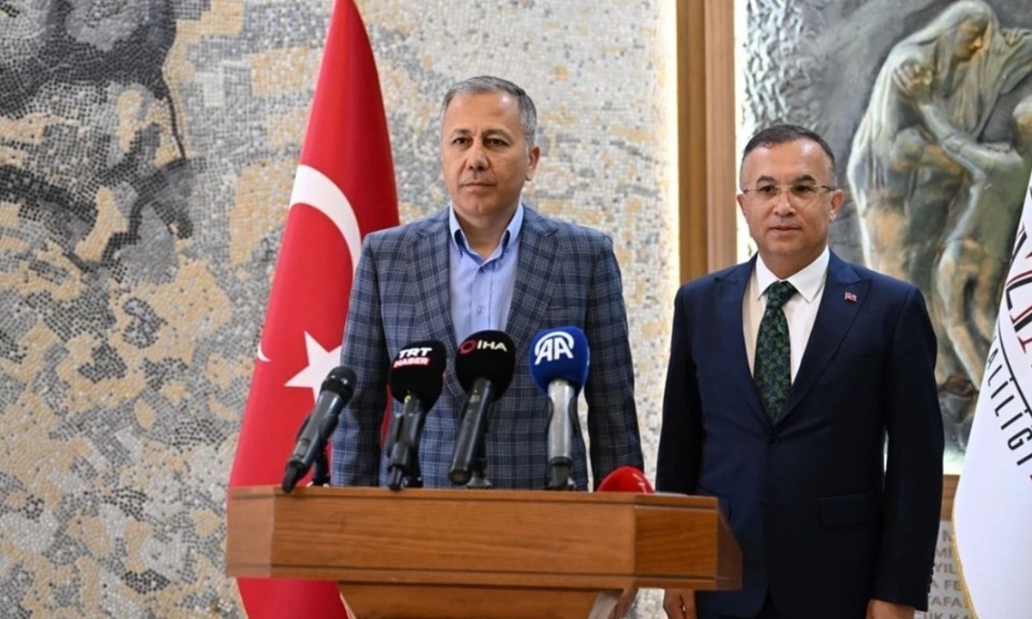 وزير الداخلية التركي علي يرلي كايا مع والي غازي عنتاب والي كمال شيبار - 29 من حزيران 2024 (AA)