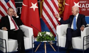 الرئيس الأمريكي جو بايدن والرئيس التركي رجب طيب أردوغان خلال اجتماع ثنائي على هامش قمة الناتو في مدريد - 29 من حزيران 2022 (أ ف ب )