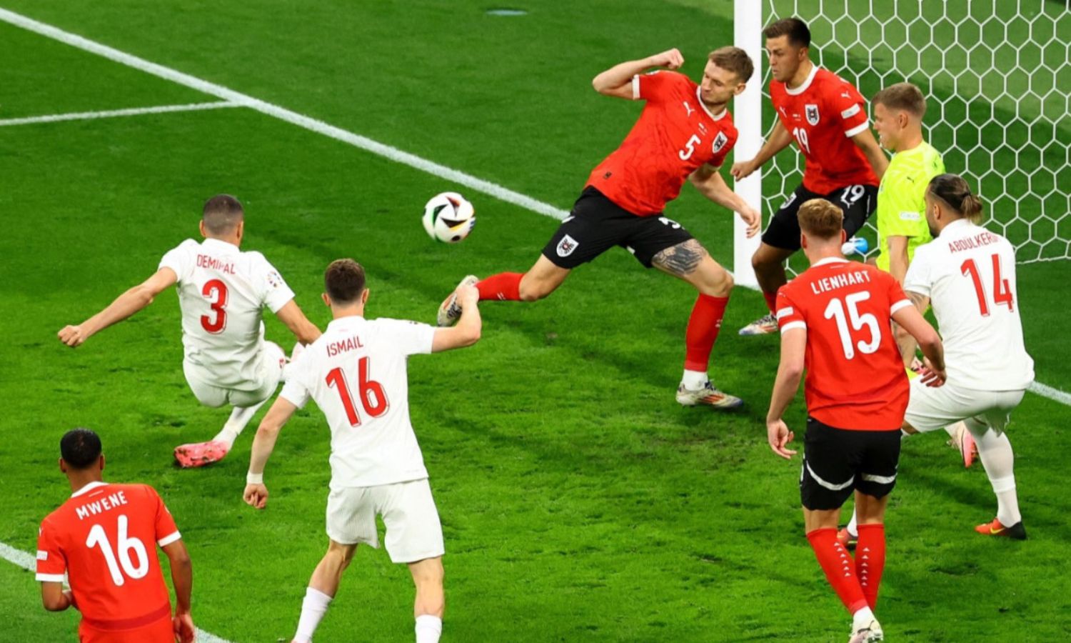 لحظة تسجيل اللاعب التركي "ميريه ديميرال" هدفه في مرمى النمسا الذي كان ثاني أسرع هدف في تاريخ "يورو"- 2 من تموز 2024 (NTV SPOR)