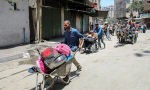 
فلسطينيون ينزحون من الشجاعية مع تواصل القصف الإسرائيلي على الحي- 30 من حزيران 2024 (رويترز)
