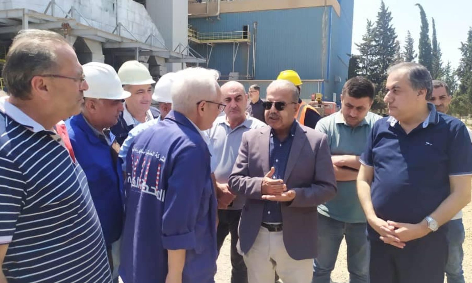وزير الكهرباء في حكومة النظام، غسان الزامل، يزور محطة توليد حلب الحرارية- 24 من تموز 2024 (وزارة الكهرباء/ فيس بوك)
