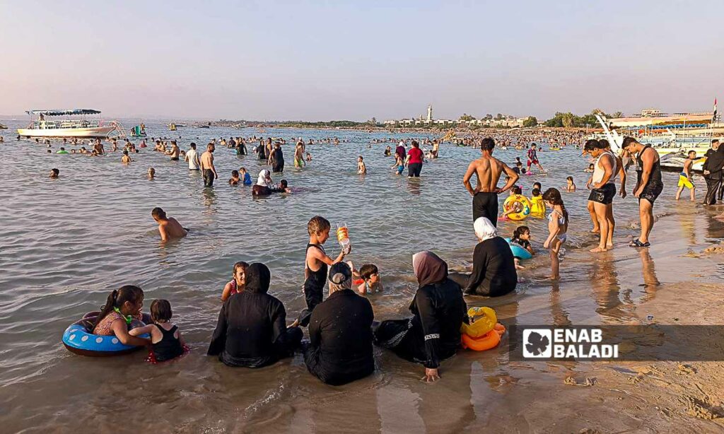 الأهالي يلجأون للشواطئ للتخفيف من حر الصيف في اللاذقية - 23 من تموز 2024 (عنب بلدي/ ليندا علي)