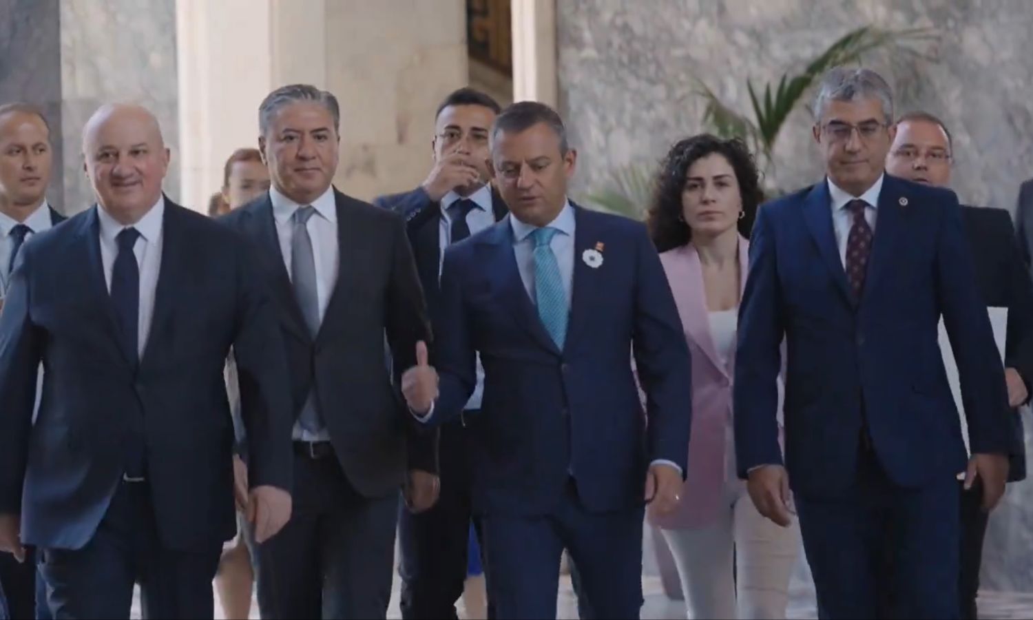 رئيس حزب الشعب الجمهوري يتوسط مجموعة من أعضاء الحزب خلال توجهه لإلقاء كلمة باجتماع حزبي- 10 من تموز 2024 (Özgür Özel/ إكس)