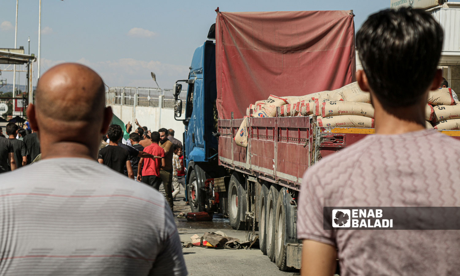 متظاهرون يمنعون سيارات تركية من الدخول إلى الشمال السوري عند معبر "باب السلامة" - 1 من تموز 2024 (عنب بلدي/ ديان جنباز)