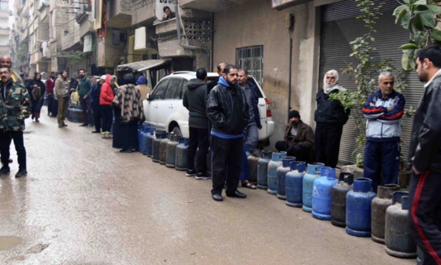 ازدحام أمام مركز توزيع الغاز في مدينة جرمانا بريف دمشق - 9 من تشرين الأول 2019 (صحيفة تشرين)