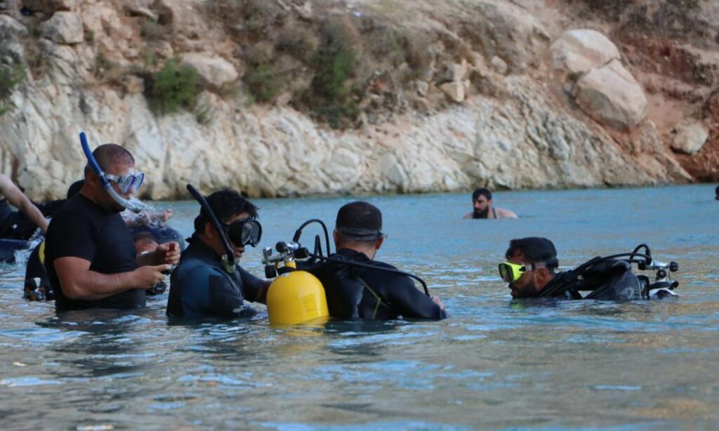 عناصر من "الدفاع المدني" خلال عمليات إنقاذ لغرقى في المسطحات المائية شمال غربي سوريا- 26 من تموز 2024 (الدفاع المدني السوري/ تلجرام)
