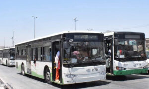 حافلات تنقل طلاب بعد انتهاء امتحانات الشهادتين إلى معبر الطبقة - 26 حزيران 2023 (وزارة التربية في حكومة النظام السوري)