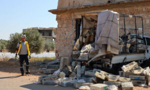 عنصر دفاع مدني يتفقد سيارة توزيع خبز بعد استهدافها من قبل قوات النظام بطائرة مسيرة انتحارية - 21 تموز 2024 (الدفاع المدني/فيس بوك)