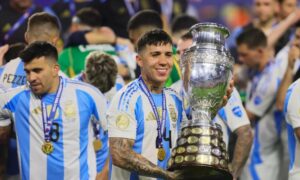 الأرجنتيني إنزو فرنانديز يحمل كأس كوبا أمريكا - 15 من تموز 2024 (USA TODAY Sports)