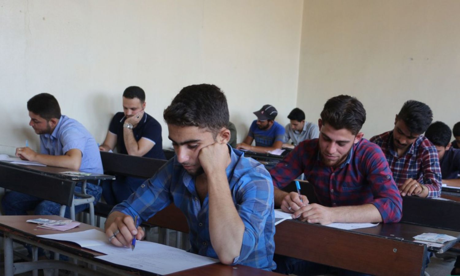 طلاب جامعة "حلب الشهباء" خلال امتحانات في مدينة سرمدا بريف إدلب الشمالي - 9 من تموز 2019 (وكالة أنباء الشام)