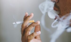 مشهد تعبيري لرجل يدخل سيجارة (Free Pik)
