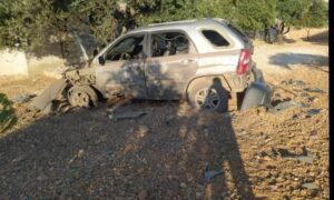 سيارة مدنية تعرضت للقصف بمسيرة انتحارية تابعة للنظام في إحدى الأراضي الزراعية جنوب إدلب- 15 من تموز 2024 (المحرر لحظة بلحظة- فيس بوك)
