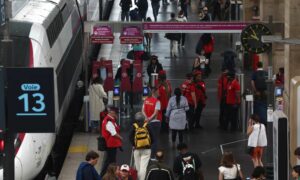 موظفون وركاب ينتظرون في محطة "غار دو نورد" الفرنسية بعد تعطل شبكة القطارات- 26 من تموز 2024 (رويترز)

