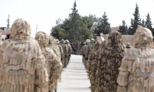 مقاتلون من قوات سوريا الديمقراطية خلال احتفال عسكري في دير الزور شرقي سوريا- 23 من آذار 2024 (SDF Press)