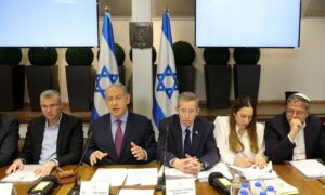 بنيامين نتنياهو خلال ترأسه اجتماعًا للحكومة الإسرائيلية في تل أبيب لمناقشة الحرب على غزة- شباط 2024 (أ.ف.ب)