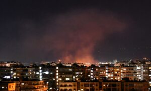 تصاعد دخان مع غارة جوية استهدفت جنوب العاصمة السورية دمشق- 20 تموز 2020 (AFP)