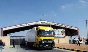 
شاحنة بضائع أردنية تدخل إلى سوريا عبر معبر جابر الحدودي- عام 2023 (رويترز)

