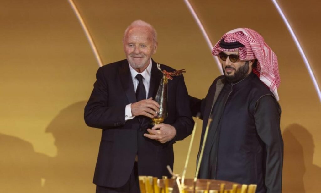 تركي آل الشيخ (يمين) يكرّم الممثل أنتوني هوبكينز (يسار) خلال مهرجان جوي أوورد التابع لهيئة الترفيه السعودية 2024 (هيئة الترفيه)
