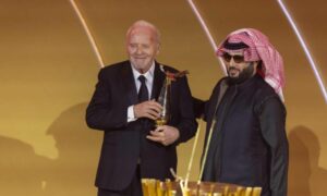 تركي آل الشيخ (يمين) يكرّم الممثل أنتوني هوبكينز (يسار) خلال مهرجان جوي أوورد التابع لهيئة الترفيه السعودية 2024 (هيئة الترفيه)