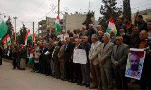أنصار المجلس الوطني الكردي خلال وقفة احتجاجية بمدينة القامشلي شمالي محافظة الحسكة (نورث برس)