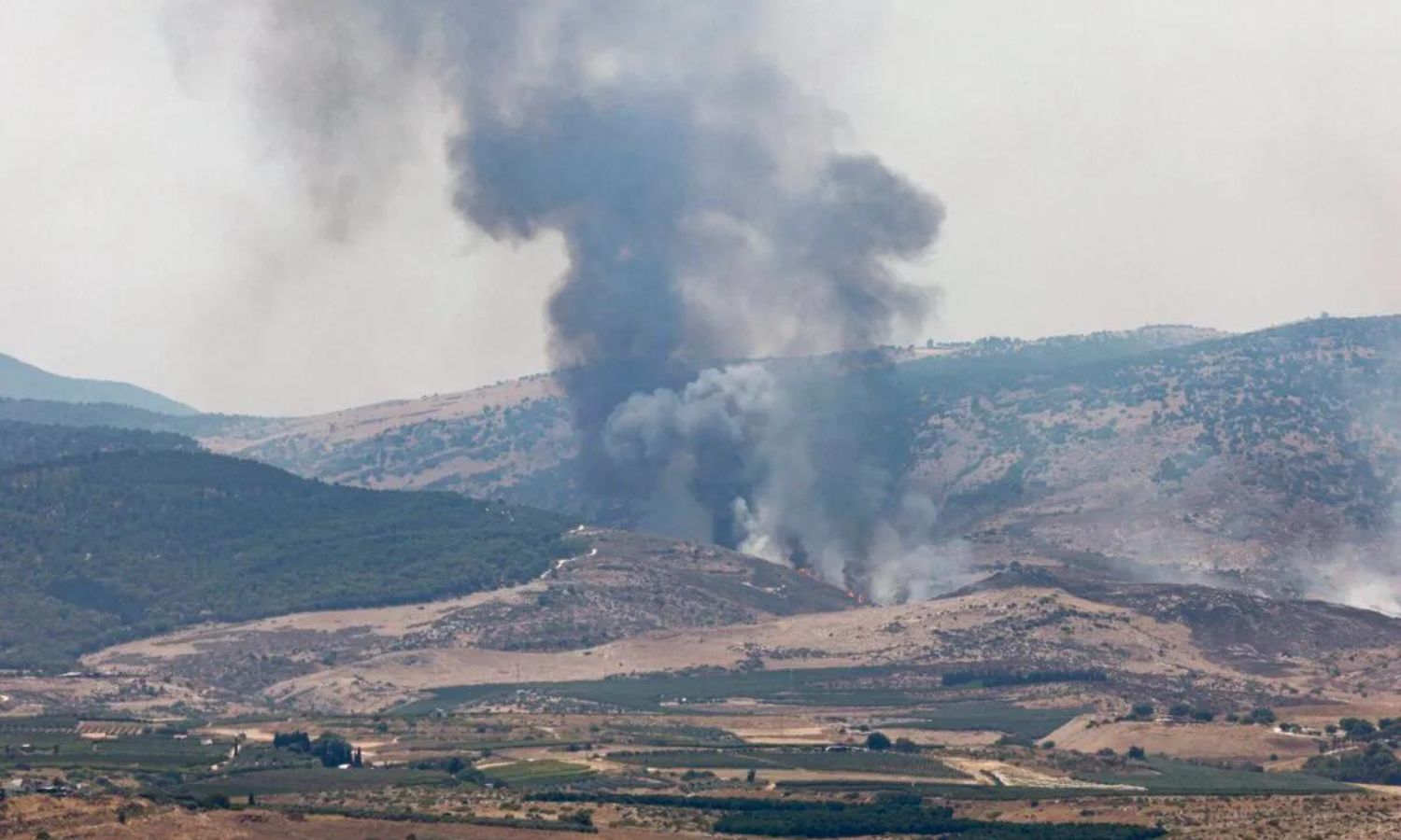 تصاعد الدخان شمالي فلسطين المحتلة نتيجة سقوط قذائف من لبنان- تموز 2024 (AFP)