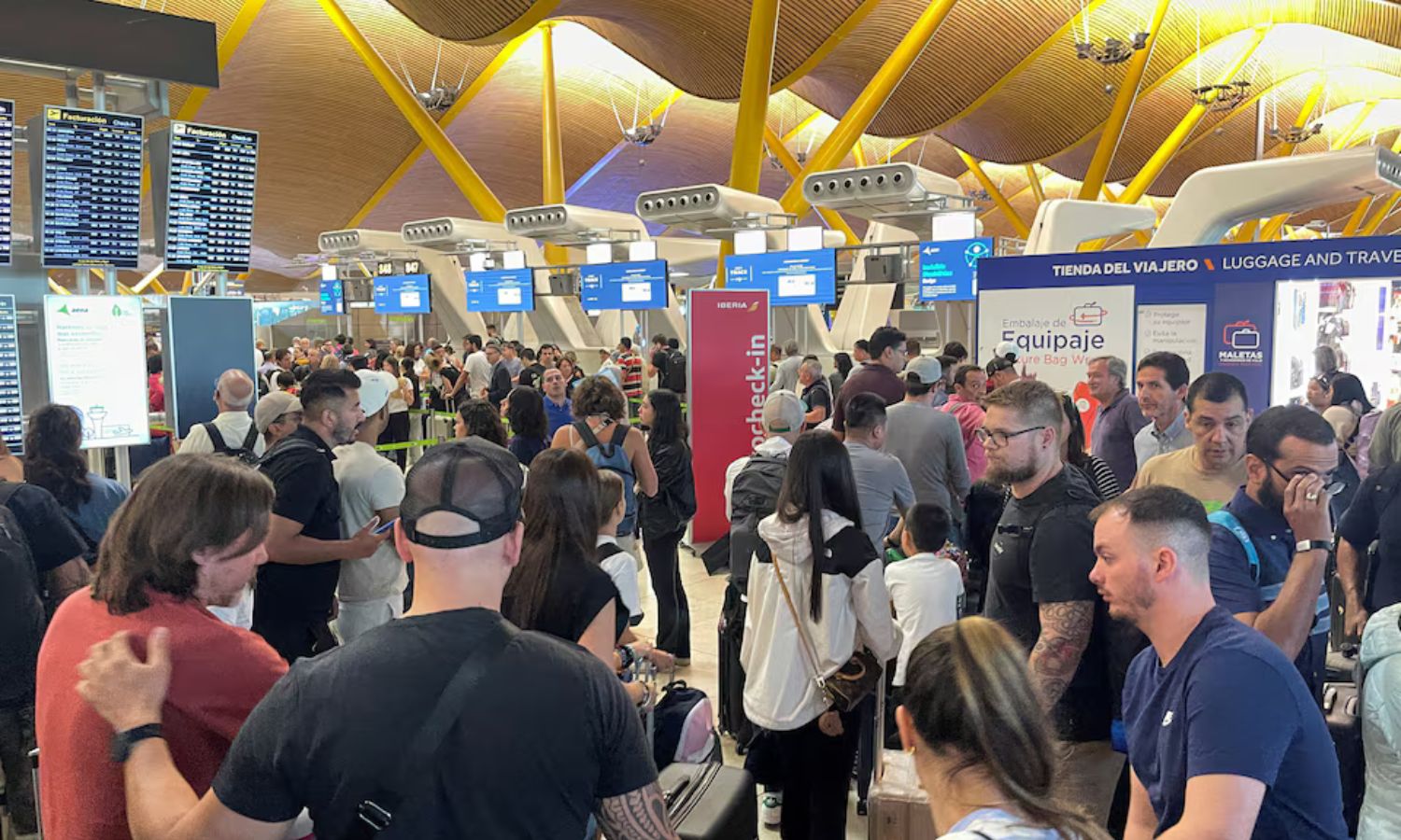 ركاب ينتظرون في مطار باراخاس في العاصمة الإسبانية مدريد بعد عطل تقني في أنظمة الحواسيب الخاصة بالمطار- 19 من تموز 2024 (رويترز)