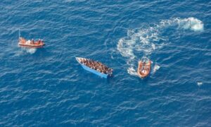 عملية إنقاذ لمهاجرين في البحر الأبيض المتوسط 2021 (رويترز)