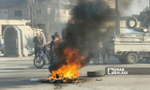 احتجاجات لمتظاهرين في رأس العين إثر اعتداءات طالت لاجئين سوريين وممتلكاتهم في تركيا - 1 من تموز 2024 (مصادر محلية لعنب بلدي)