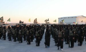 مقاتلون من قوات سوريا الديمقراطية خلال احتفال شاركت فيه قوات عسكرية- 17 منتموز  (قسد)